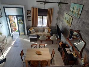 马拉加rural loft with pool views peaceful place near the center的客厅配有桌子和沙发