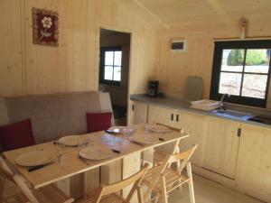 CondatCamping la Borie Basse的厨房里设有1间带桌椅的用餐室