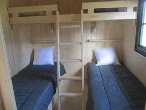 CondatCamping la Borie Basse的小型客房配有2张双层床和1张床