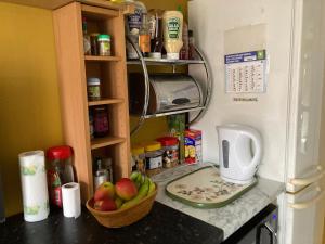 阿什顿下安林恩Jacks Court B3的厨房柜台配有烤面包机和一碗水果