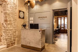 希贝尼克Armerun Heritage Hotel & Residences的酒店大堂设有柜台和用餐室