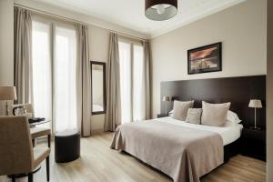 巴黎阿尔根松酒店的酒店客房带一张床、椅子和窗户