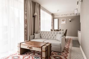 布科维纳-塔钱斯卡Apartamenty Aries Residence Bukowina的客厅配有沙发和桌子