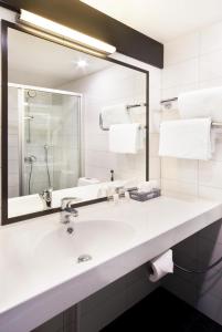海门林纳原创索克斯酒店瓦库娜花门琳娜的一间带水槽和镜子的浴室