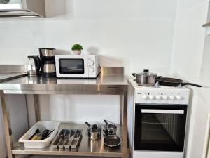 盖尔森基兴Meribu H1 Wohnung für Monteure und Arbeiter的厨房配有炉灶和微波炉。