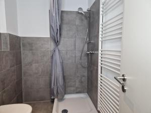 盖尔森基兴Meribu H1 Wohnung für Monteure und Arbeiter的带淋浴和卫生间的浴室
