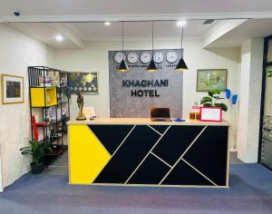 巴库Khegany Mall Hotel的办公室设有黄色和黑色的前台