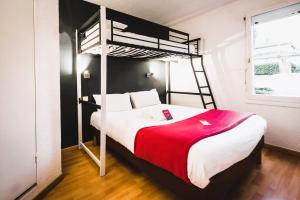 里摩日Fasthôtel - Un hôtel FH Confort的一间卧室配有一张带红色毯子的双层床