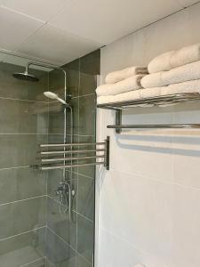 波连萨港Villa Alexia - APARTMENT CORAL - Puerto Pollensa的带淋浴的浴室,配有架子上的毛巾