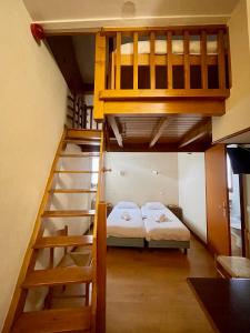 弗吕梅Le MontBlanc-Flumet的带两张双层床和楼梯的客房