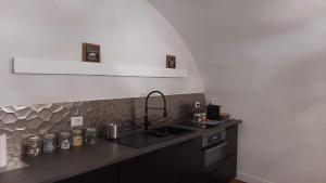 罗马Le Piccole Lune di Monti的厨房配有水槽和台面