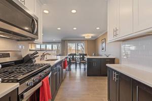 Vernon TownshipSkylift Lodge - Luxury Mountain Creek family condo的厨房配有白色橱柜和炉灶烤箱。