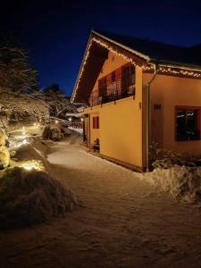 韦伯夫林伯维德沃尔旅馆的雪中灯的房子