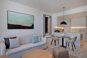 阿布扎比Doubletree By Hilton Abu Dhabi Yas Island Residences的客厅配有沙发和桌子