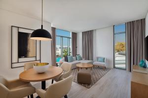 阿布扎比Doubletree By Hilton Abu Dhabi Yas Island Residences的客厅配有桌椅