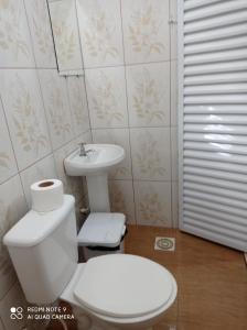 大普拉亚Pousada Recanto do Zeca casa 3的浴室配有白色卫生间和盥洗盆。