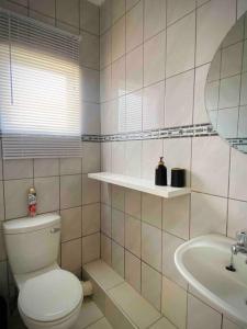 亨蒂斯湾Beachfront 3 bedroom house的浴室配有白色卫生间和盥洗盆。