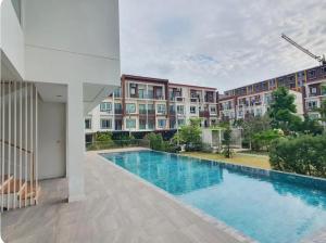 莱卡邦Jira Private cozy room near Suvarnabhumi Airport的大楼前的游泳池