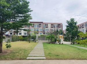 莱卡邦Jira Private cozy room near Suvarnabhumi Airport的一座大型建筑,前面有一个公园