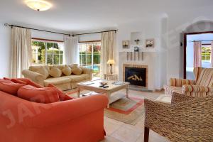 卢斯Jardim Secreto的客厅设有两张沙发和一个壁炉