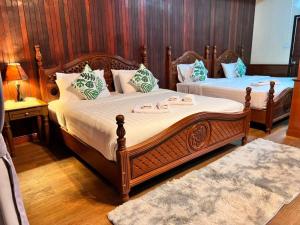 帕干岛Haad Yao Bayview Hotel的酒店内有两张床,并被承认