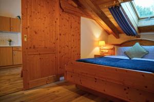 巴特科尔格鲁布HoFer am Zeitberg Ferienwohnung Windegg的一间卧室配有一张带蓝色床单的床和一扇窗户。