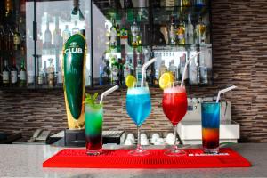 阿克拉San Marino Hotel的酒吧里四种不同的颜色饮料