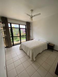 巴西利亚kitnet sudoeste proximo de comercios的一间卧室配有一张床和吊扇
