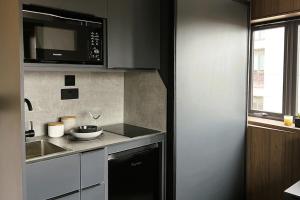 莱斯特Deluxe 1 Bed Studio 4C near Royal Infirmary & DMU的厨房配有水槽和微波炉