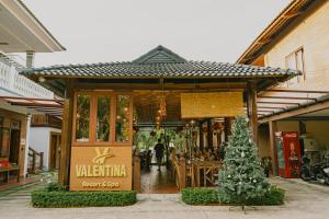 富国Valentina Resort & Spa Phu Quoc的前面有圣诞树的餐厅