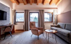 佩尔蒂绍Hotel der Wiesenhof的客厅配有沙发和桌子