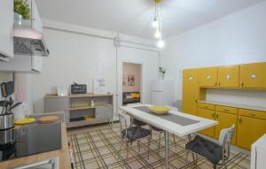 马萨Mercurio 9的厨房配有桌子和一些黄色橱柜