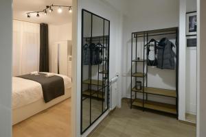 罗马Apartment Cinecittà的一间卧室配有一张床和一个镜子衣柜