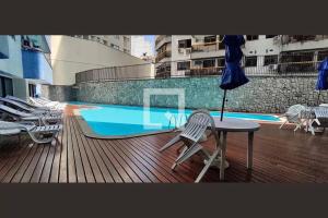 里约热内卢Excelente Apartamento no Leblon 02 quadras da praia em prédio com piscina, sauna e academia的游泳池旁带桌椅的阳台