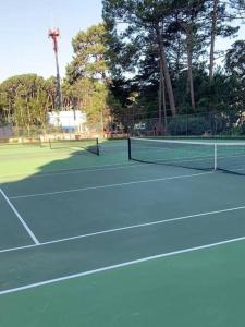 Alquiler Apto Punta Del Este内部或周边的网球和/或壁球设施