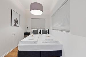 柏林primeflats - Big family apartment Schöneberg的卧室配有一张带白色墙壁的大床