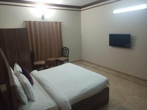 卡拉奇Bondi Beach Resort的酒店客房,配有床和电视