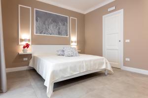 泰拉西尼Le Palme的卧室配有一张床,墙上挂有绘画作品