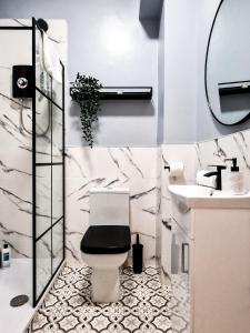 利物浦Nice and comfy 1 bedroom apartment!的白色的浴室设有卫生间和水槽。