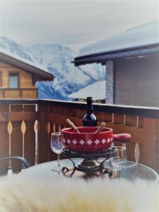 贝特默阿尔卑First : ski-out for 4 in the central Chalet Diana的一张桌子,上面放着一瓶葡萄酒和两杯酒