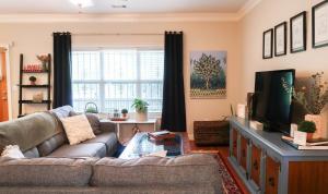 阿森斯Cozy Artist's Cottage-3br, Dt, Uga, Classic Cent的带沙发和电视的客厅