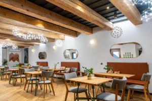 西格利盖特Pipitér Rooms & More的餐厅设有木桌、椅子和镜子