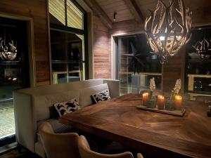 弗洛Turufjell -Unik storhytte med SPA avdeling的一间带木桌和吊灯的用餐室