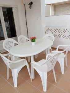 莱斯卡拉La playa的庭院里的白色桌椅