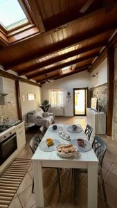 菲乌米奇诺Casa vacanze profumo di mare的一间厨房,里面配有白色的桌子和椅子