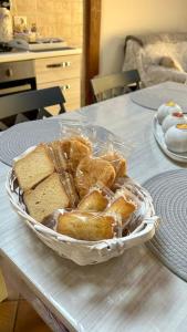 菲乌米奇诺Casa vacanze profumo di mare的坐在桌子上的一个面包篮