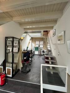 鹿特丹Galerie Petit Delfshaven的一间办公室,房间内设有楼梯和书桌