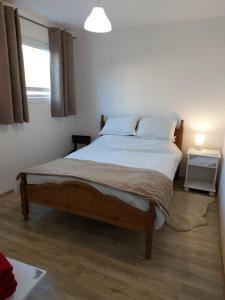 PalamarcaLymore Guest house的卧室配有一张带白色床单的大床和窗户。