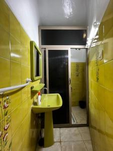 拉巴特Riad Blue Garden的浴室配有黄色水槽和淋浴。