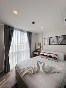 Ban Yangchateau in-town ratchayothin BTS的卧室配有一张大白色床和窗户